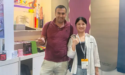 Yogamatten rücken in den Mittelpunkt und ein neuer Trend für eine gesunde Lebensweise erfreut sich immer größerer Beliebtheit.